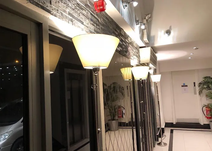 Hotel The Grand Astoria 2*